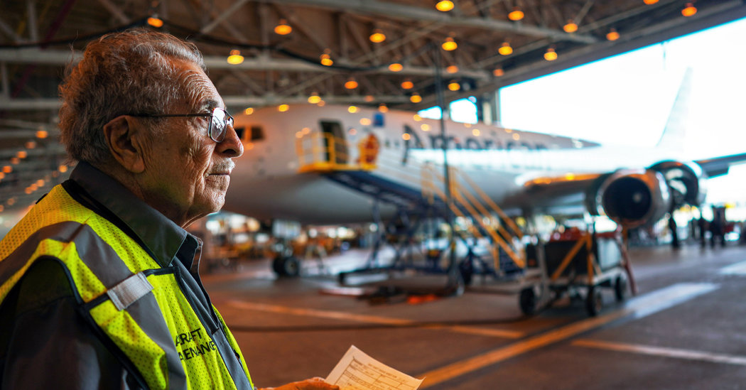 Cụ ông 91 tuổi lập kỷ lục thế giới Guinness về tình yêu với nghề cơ khí hàng không (20/7/2017)